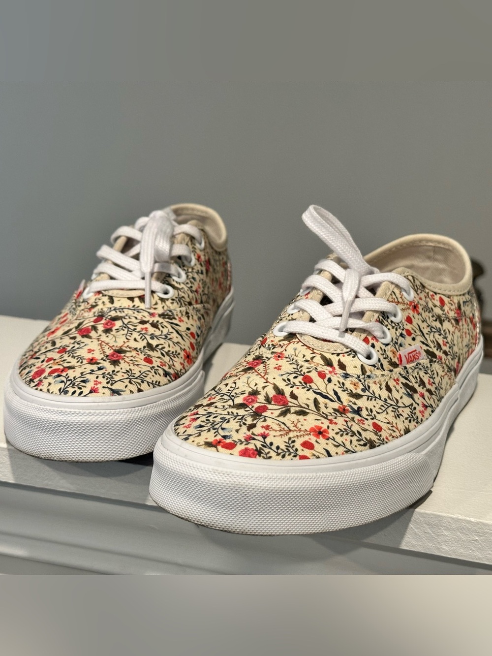 Vans Beige Canvas Floral Lace-Up Sneakers with Red Accents - Picture 2 of 3